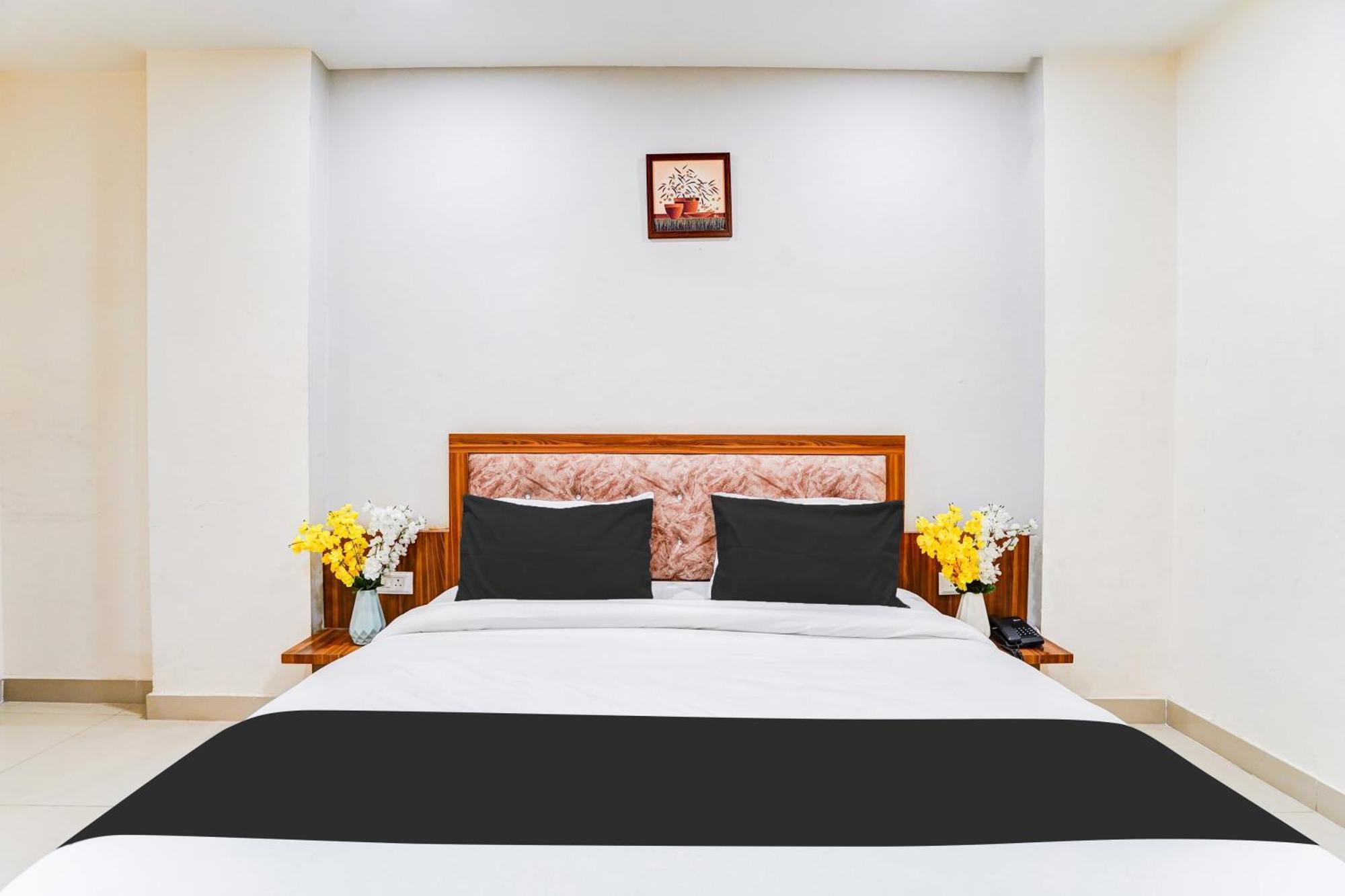 Hotel Super Collection O Sector 104 Noida Esterno foto